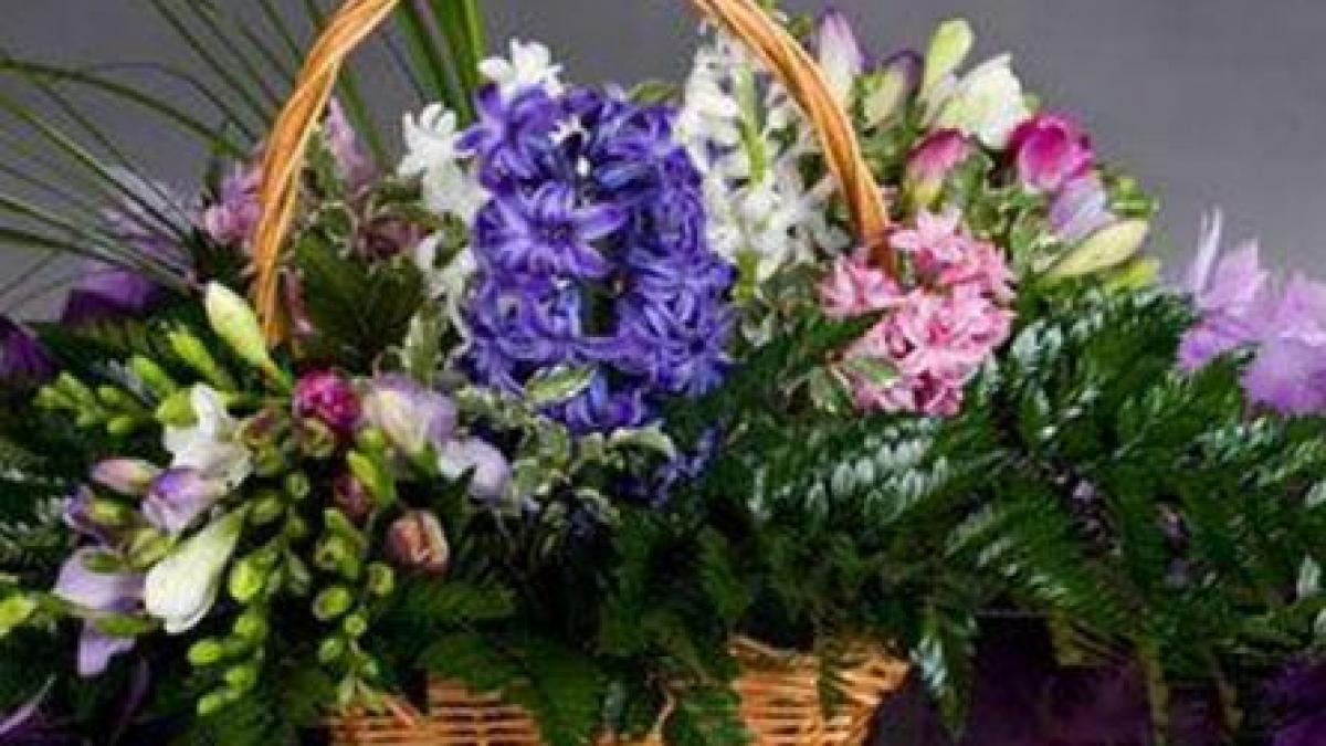 1 martie cu buget limitat buchetele de trandafiri si florile exotice ocolite de cumparatori