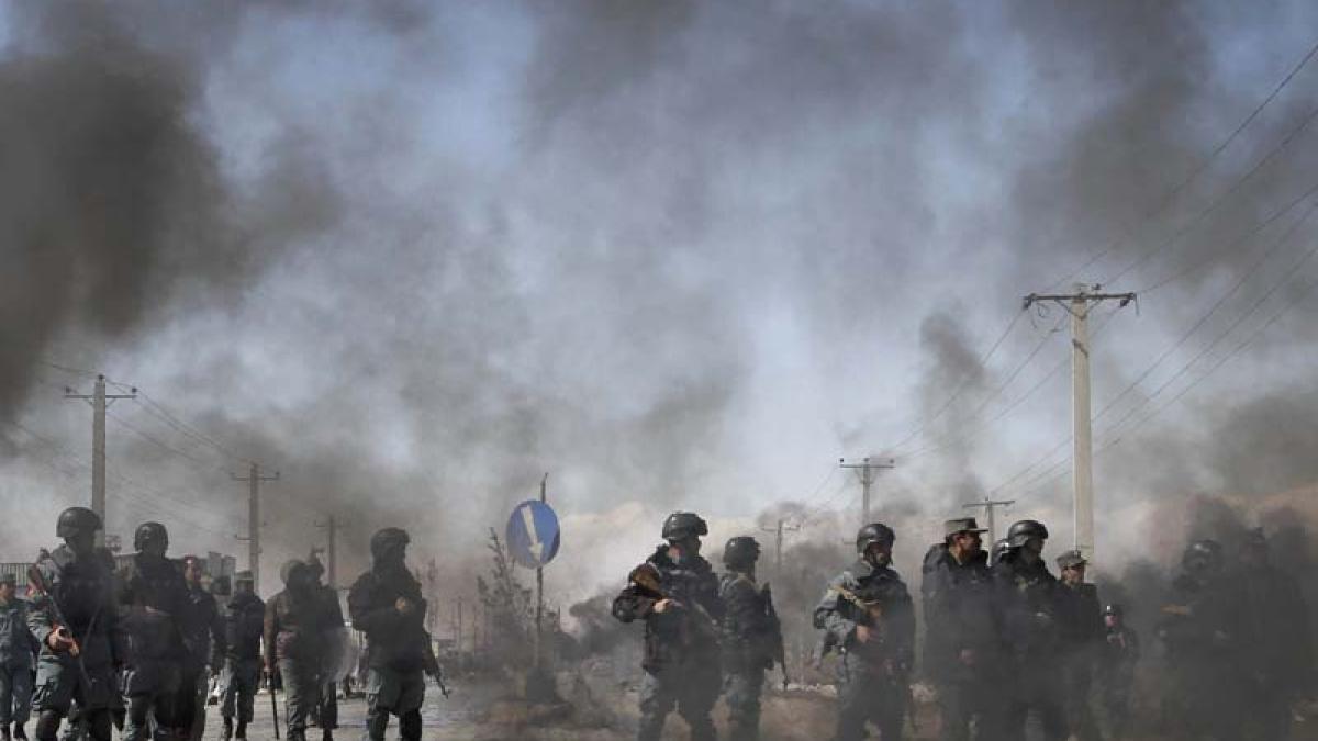 doi militari nato ucisi de un soldat si un civil afgani dupa arderea unor exemplare din coran