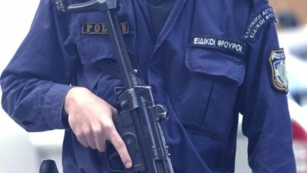 grecii incep sa clacheze un barbat concediat recent si a impuscat fostul sef apoi a luat doi