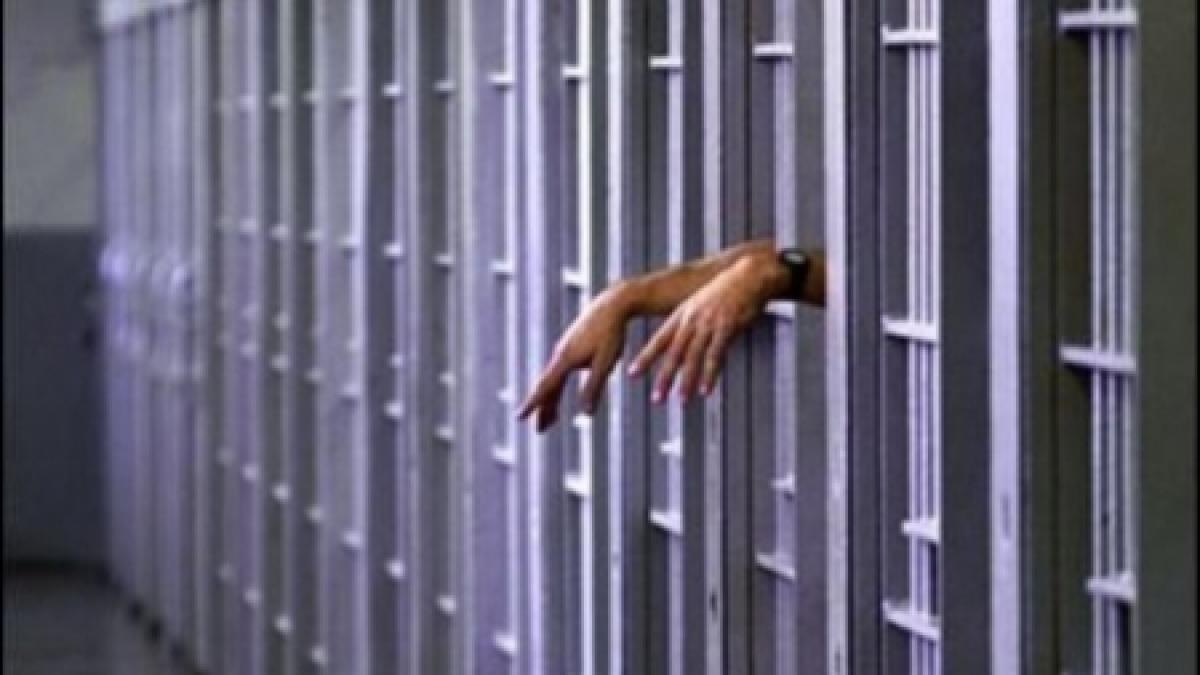 hal de hot a vrut sa fure un laptop folosindu se de pantalonii de pe el