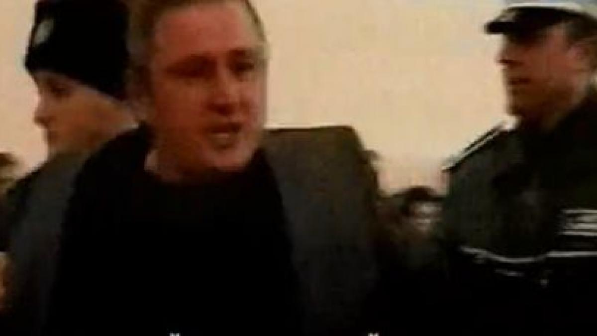 scandal la primaria din iasi afaceristul sorin balanescu a fost scos cu catuse din sala de sedinte