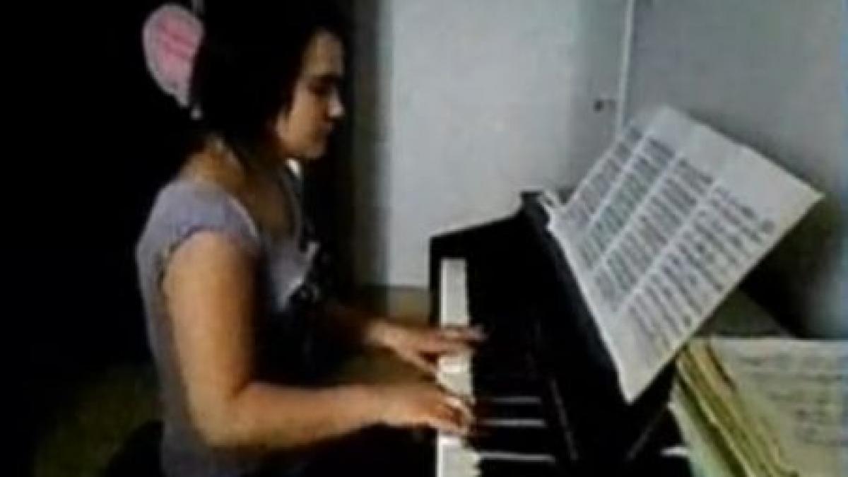 talentul nu tine de foame dar hraneste vise o romanca de 13 ani talentata la pian a impresionat o