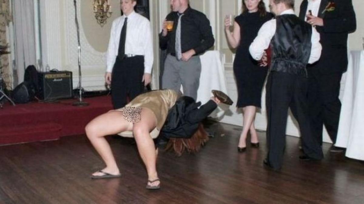 ce s a vazut la o petrecere unde toti erau imbracati la patru ace detaliul care a facut de ras