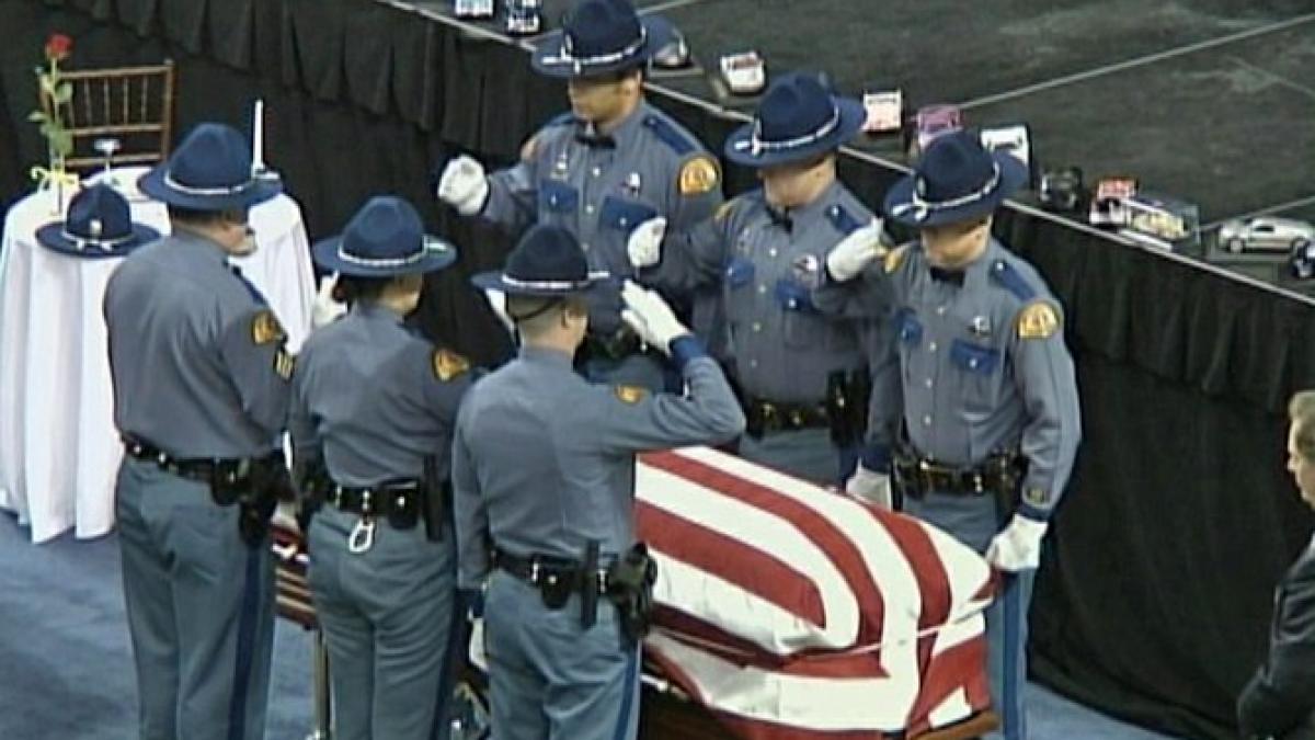 eroul roman din washington condus pe ultimul drum de mii de americani in memoria sa drapelele au