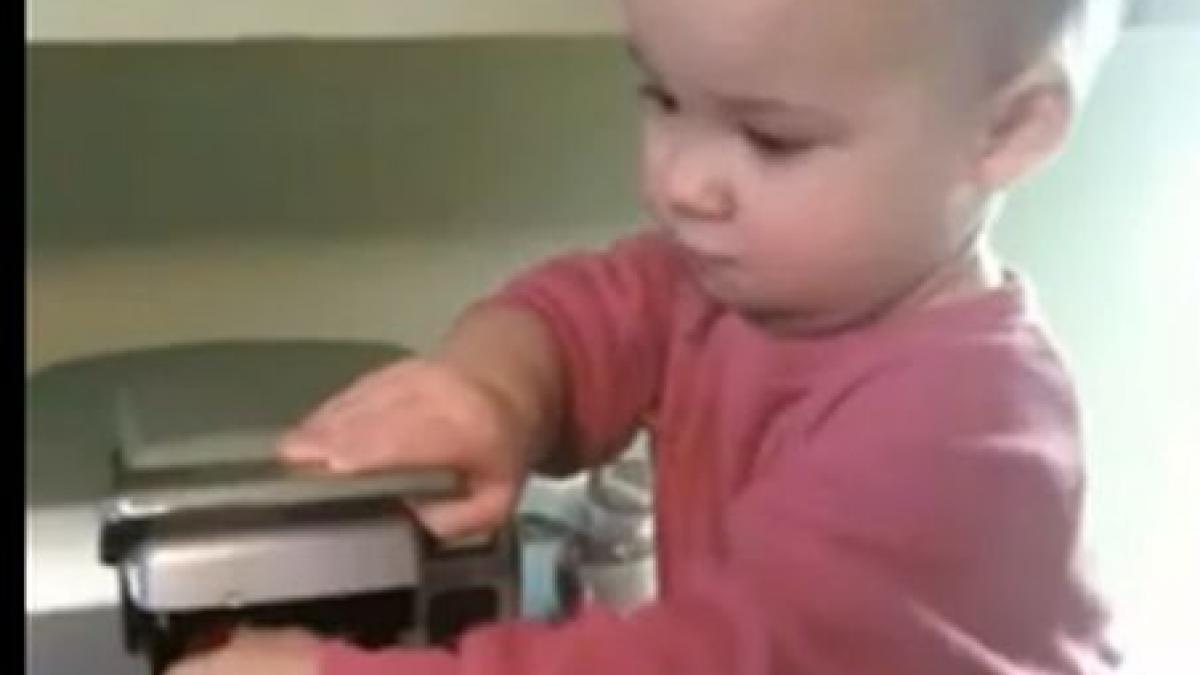 razi si tu o fetita de o schioapa face cafea