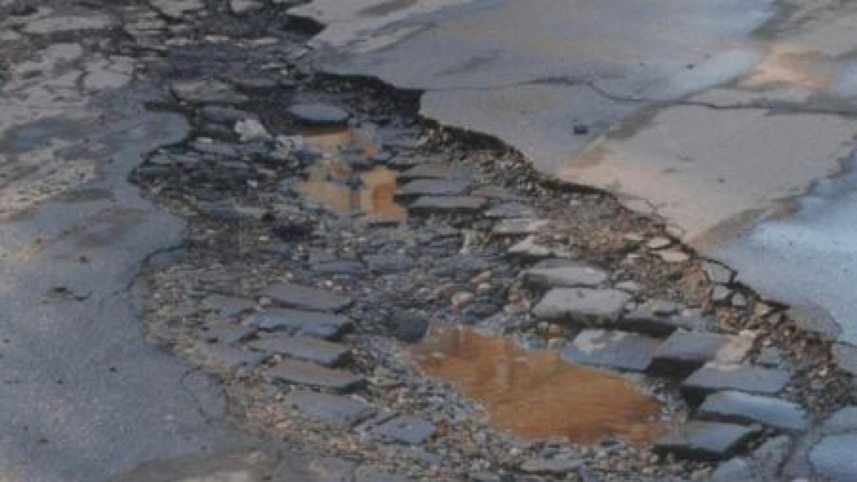 s au saturat de gropi satui sa si strice masinile au iesit in strada si au blocat traficul