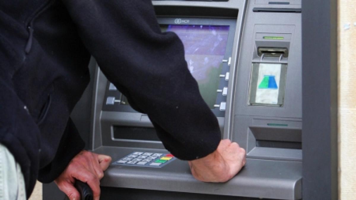 trei romani acuzati de frauda cu carduri bancare arestati pentru 29 de zile