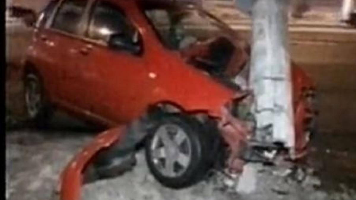 un sofer a intrat cu masina intr un stalp electric din bucuresti tramvaiele si autoturismele au