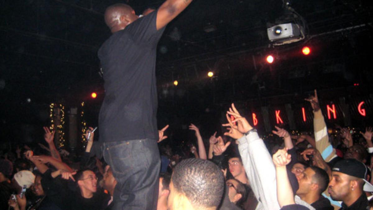 ca in filme 13 persoane ranite in urma unui incident armat la un concert de rap in america