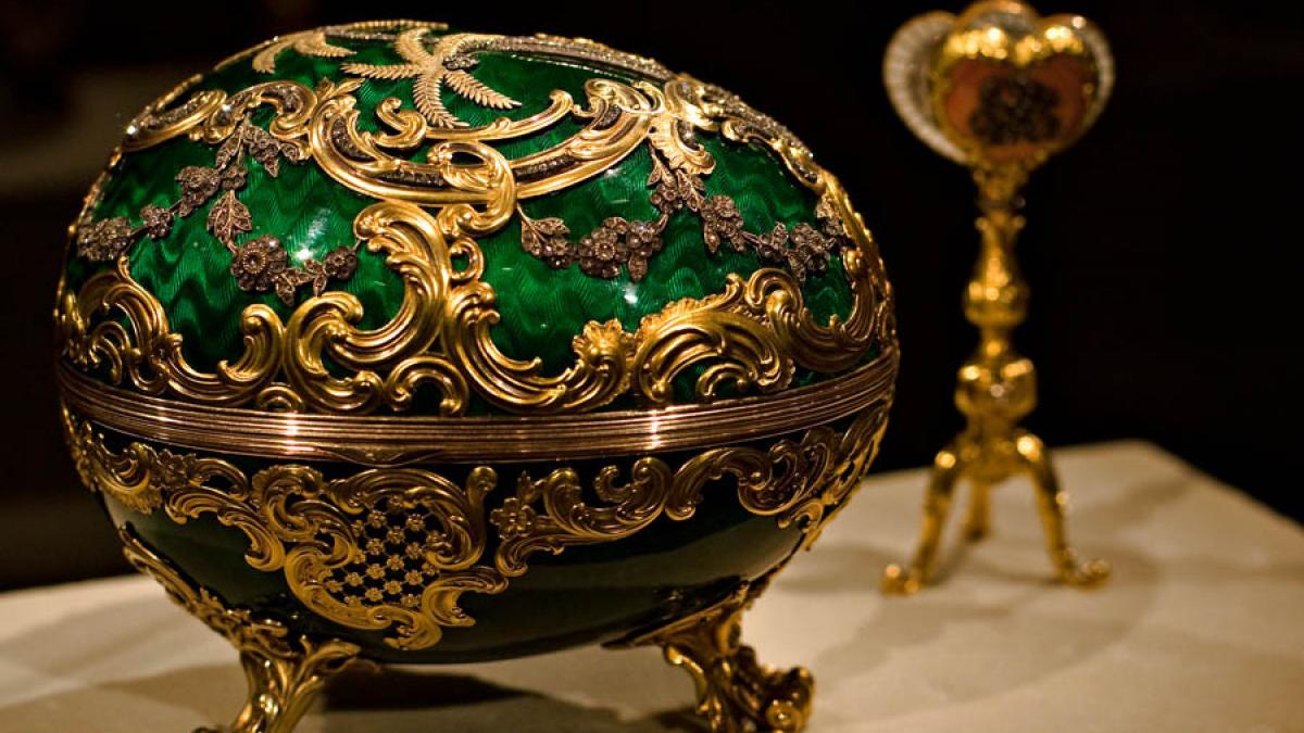 un ou faberge incrustat cu diamante si rubine piesa de rezistenta a jubileului de diamant a reginei
