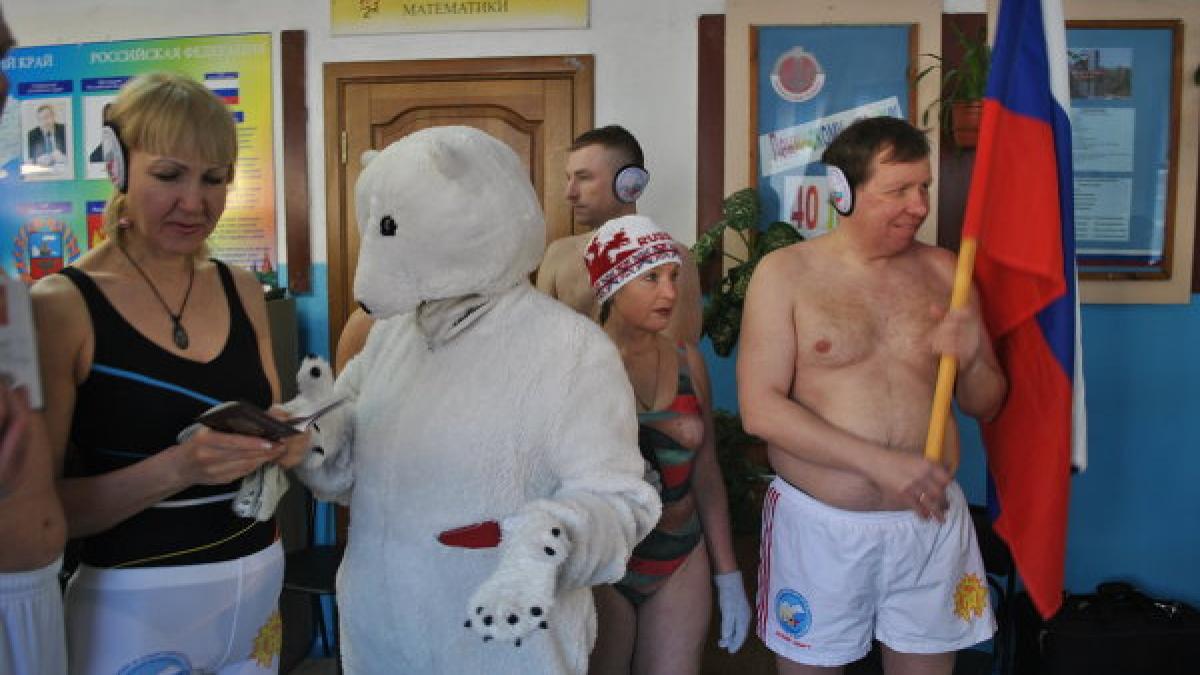 vot in costum de baie mai multi inotatori rusi s au dus la sectiile de vot in costum de baie