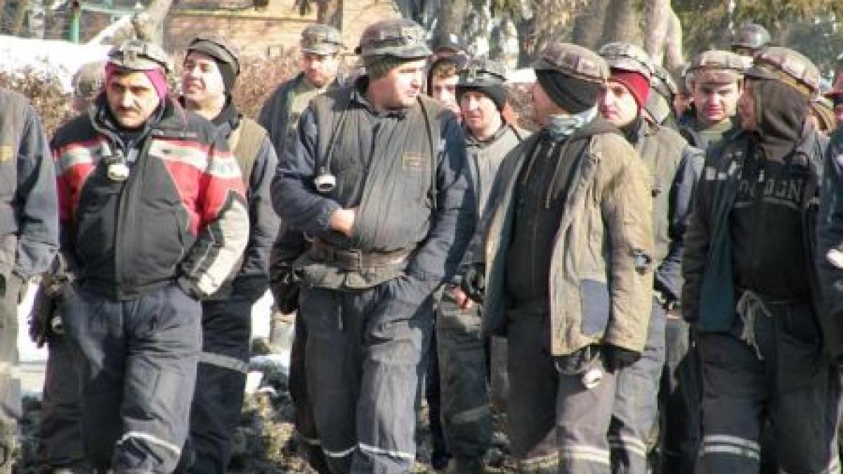 minerii de la lonea au ajuns in petrosani sediul companiei huilei evacuat