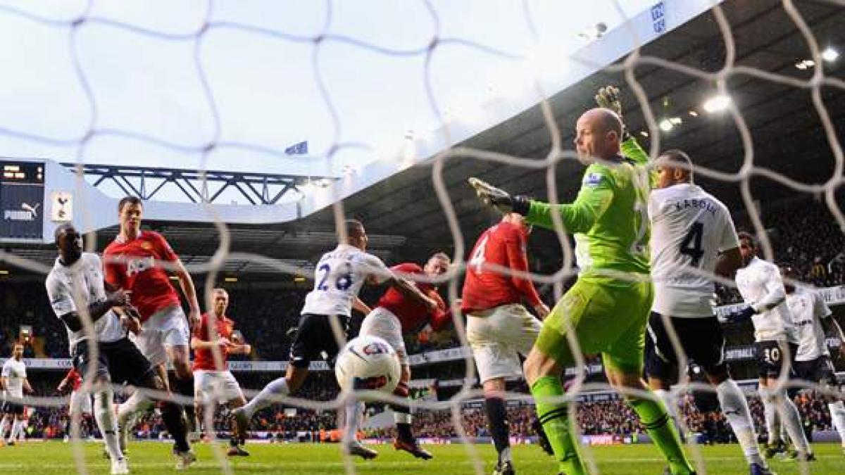 rooney si young marcheaza impotriva lui tottenham hotspur si mentin manchester united la doua