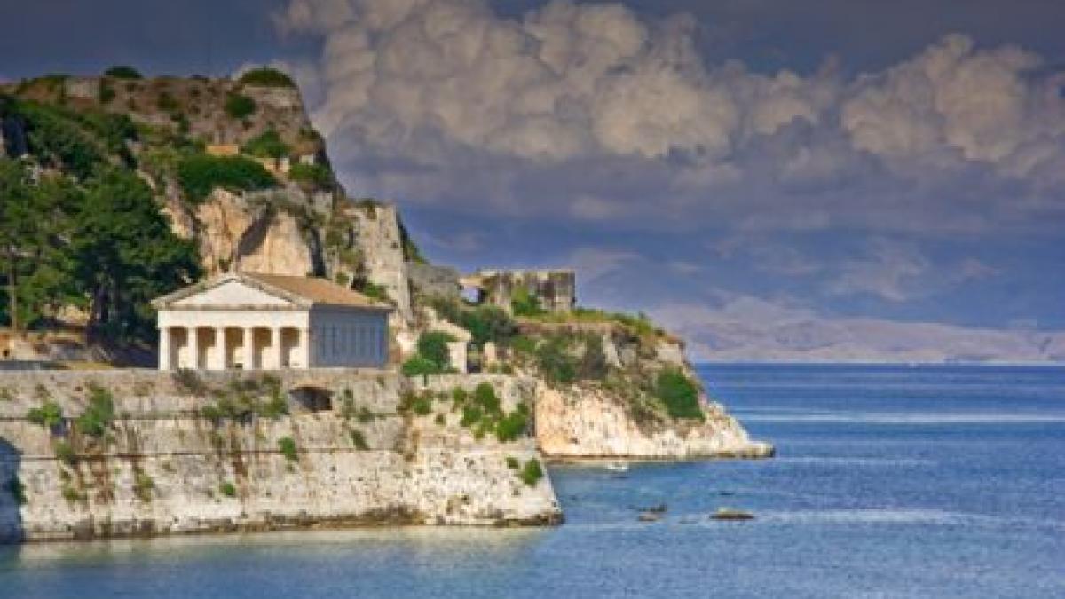 grecia in pragul disperarii insula corfu de vanzare acropolele de inchiriat