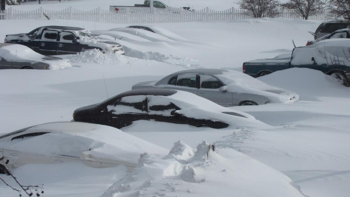 ninsorile au luat cu asalt europa furtunile de zapada au blocat drumurile si au lasat mii de oameni