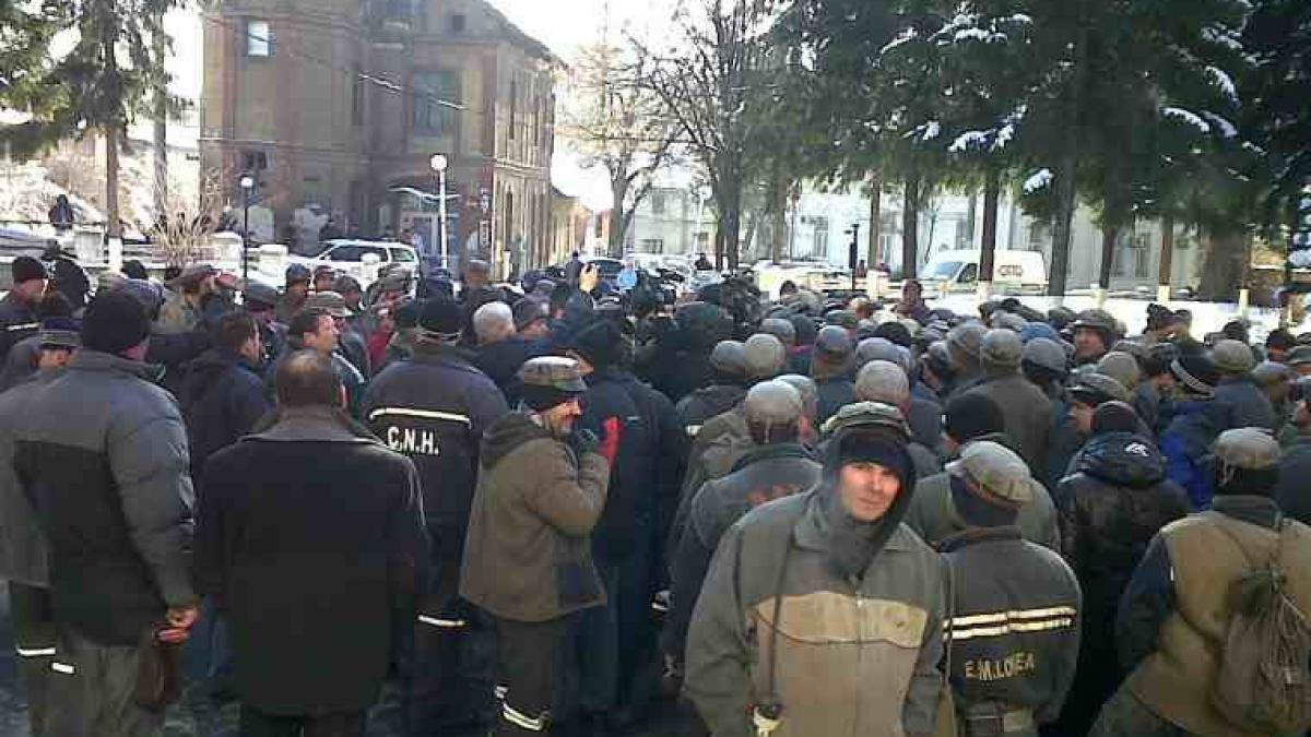 Sute de mineri protestează în faţa sediului Companiei Naţionale a Huilei. Nu vor să renunţe până când cererile nu le vor fi ascultate