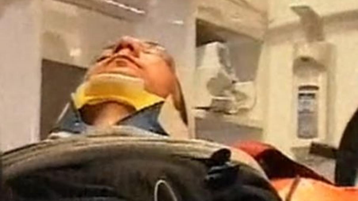 doi alpinisti utilitari din vulcan la un pas de moarte s au izbit cu snowmobilul de un copac iar