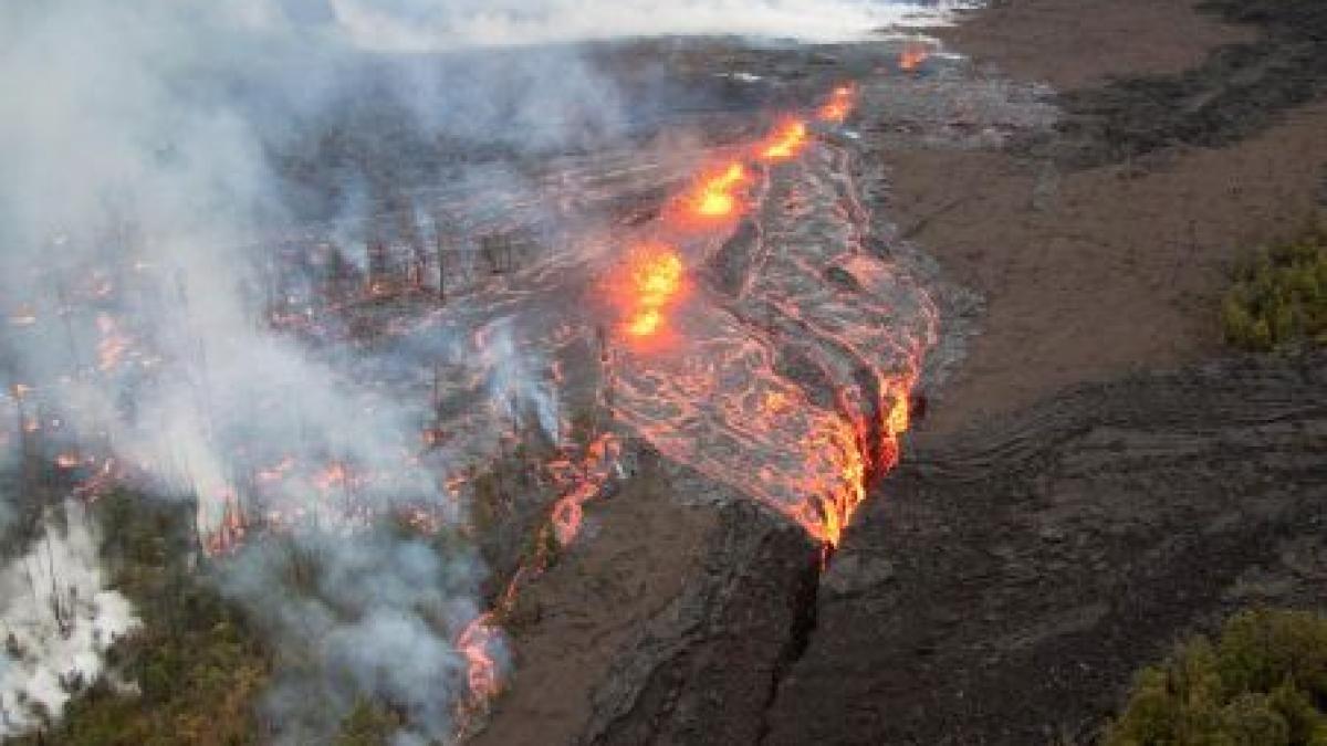 hawai rauri de lava incadescenta au acoperit kilometri intregi de teren si au carbonizat padurile
