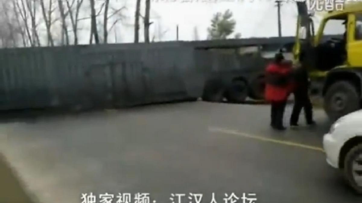 a blocat soseaua cu un camion supradimensionat vezi ce colos a incercat sa intoarca pe drum public