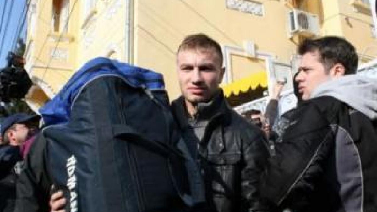 asa tata asa fiu vladan junor a fugit de la priveghiul mamei pentru a regla niste conturi in stil