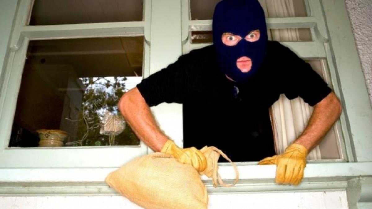 doi barbati mascati au intrat in locuinta unei batrane de 83 de ani au plecat fara a fura ceva