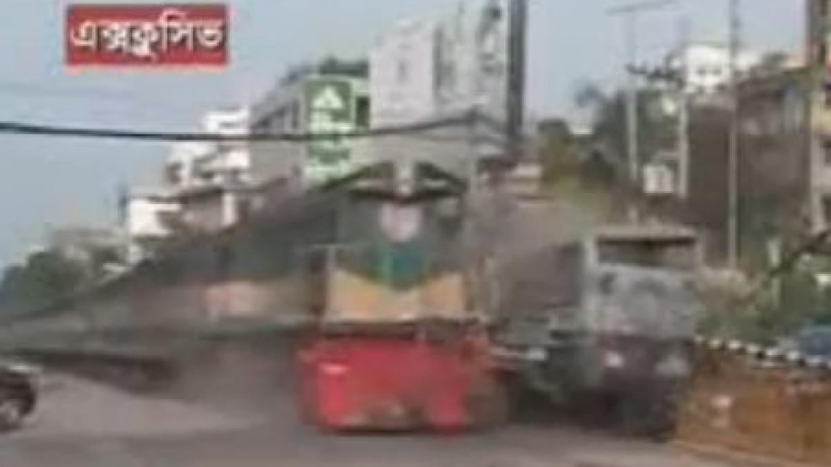 imagini socante vezi momentul in care un tren loveste in plin un autobuz cu zeci de navetisti