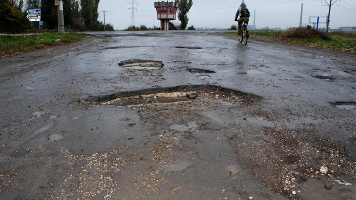 satui de craterele din asfalt sute de oameni au iesit in strada au copt cartofi si au facut gogosi