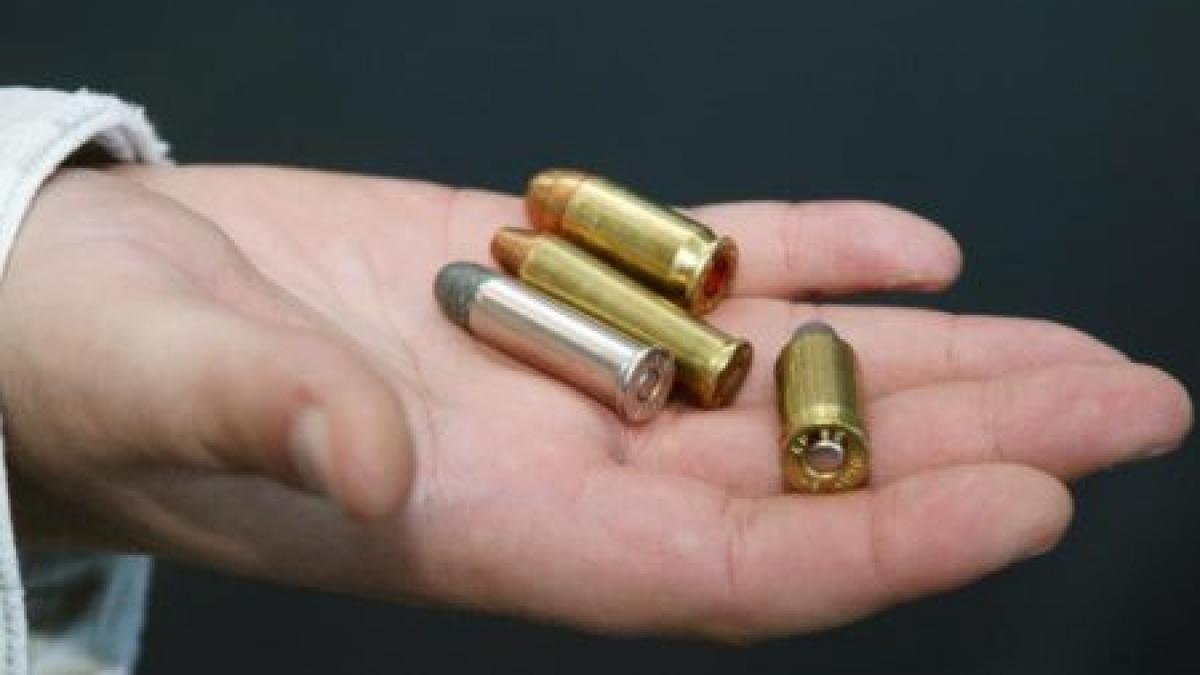 siguranta romanilor in pericol peste 160 000 de permise de port arma ar trebui suspendate pentru