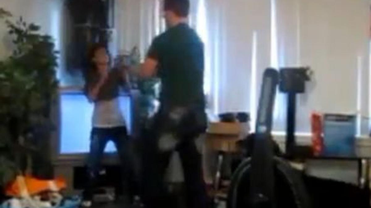 socant femeie batuta de sotul violent chiar in fata copiilor