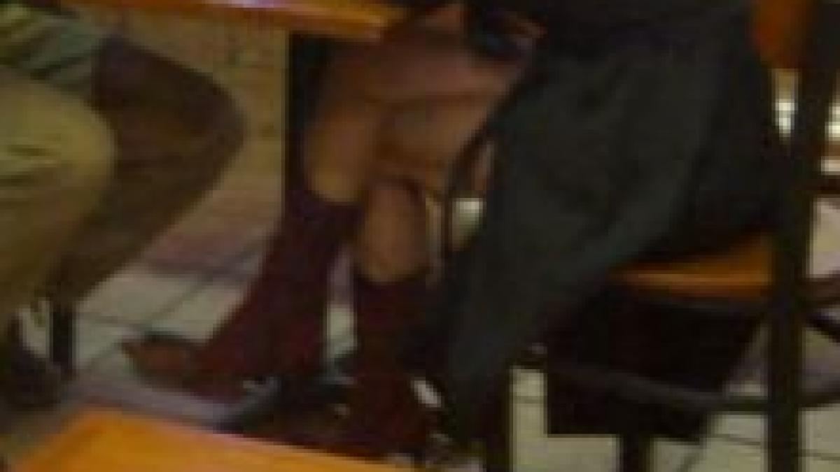 cand dragostea e prea mare ce au facut doi tineri pe masa unei pizzerii toata lumea se uita la ei