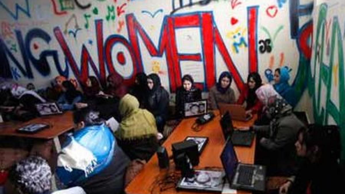 internetul inseamna libertate s a deschis primul internet cafe pentru femeile din afganistan
