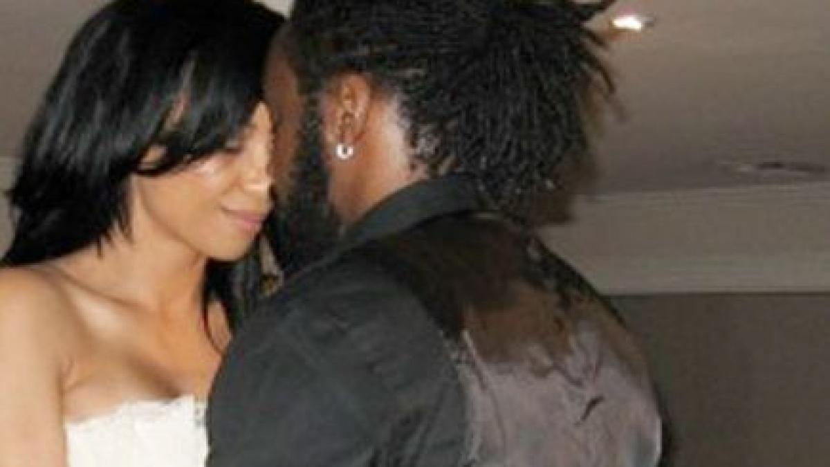 nimic nu este mai umilitor de atat o vedeta si a batut joc de sotul ei pe twitter penisul tau este