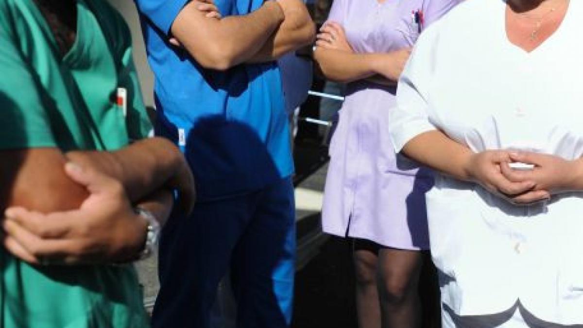 mai bine de 2 800 de medici au plecat din romania in 2011