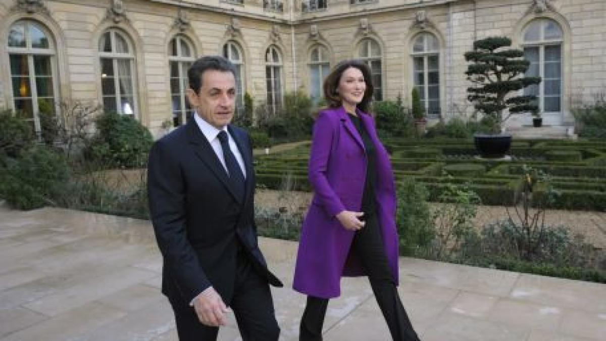 unul dintre fiii lui nicolas sarkozy se distreaza aruncand cu rosii in politistii de la palatul