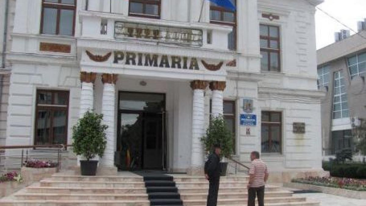 calarasi un barbat protesteaza in fata primariei pentru ca nu i s a raspuns la o cerere depusa in