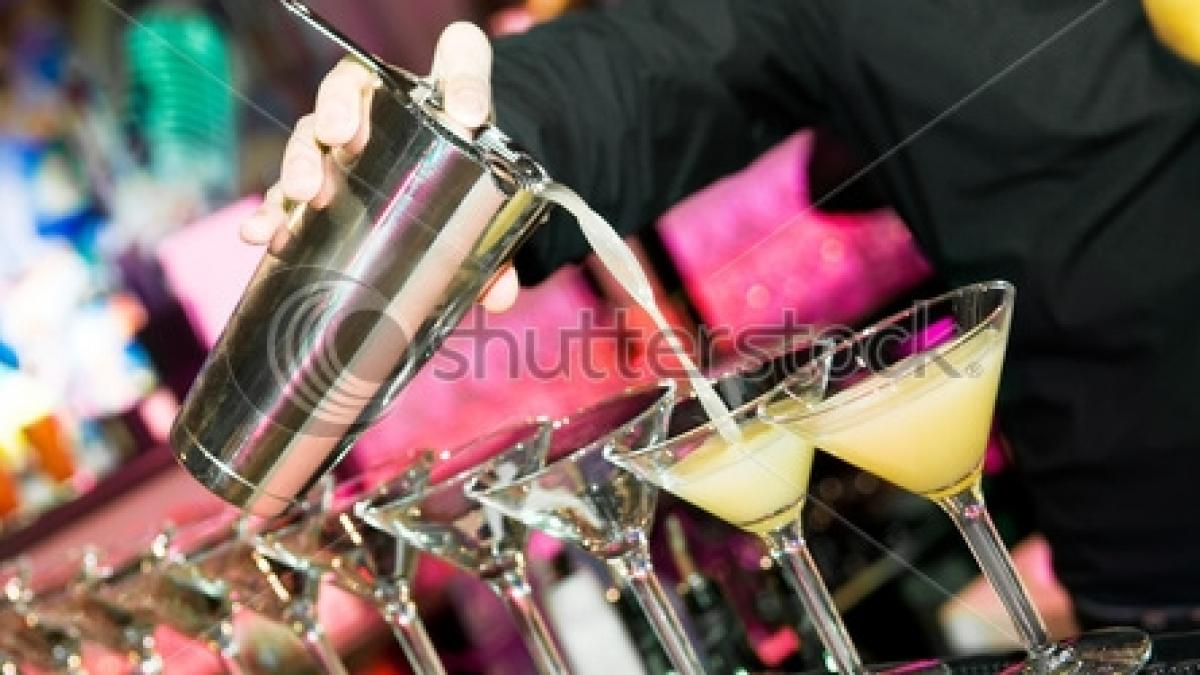 cocktailuri delicioase si jonglerii spectaculoase la competitia barmanilor din constanta