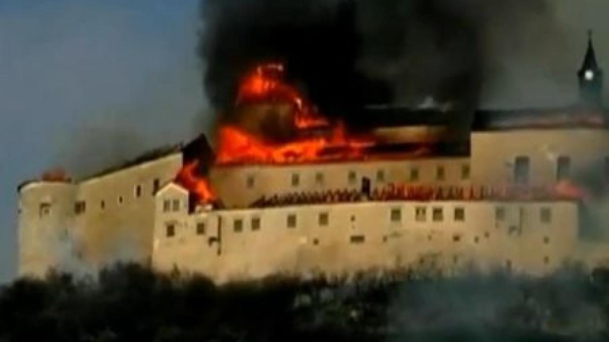 cum au reusit doi copii sa dea foc unui castel mediaval din slovacia