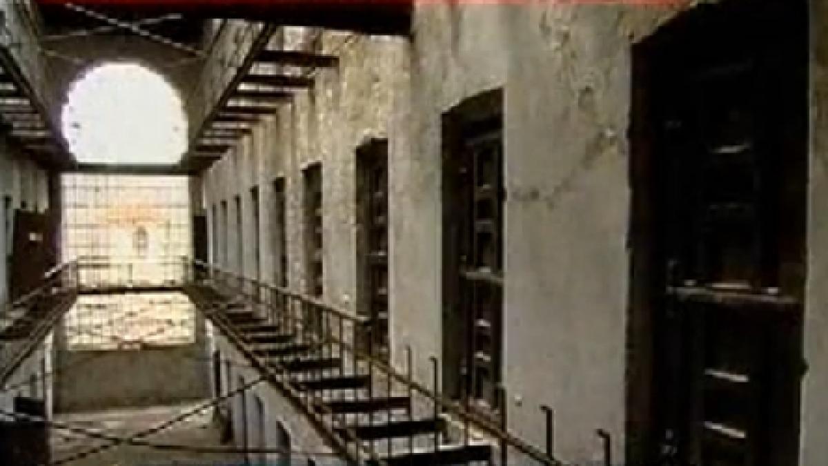 data uitarii inchisoarea doftana se naruie vazand cu ochii acoperisul cladirii s a prabusit sub