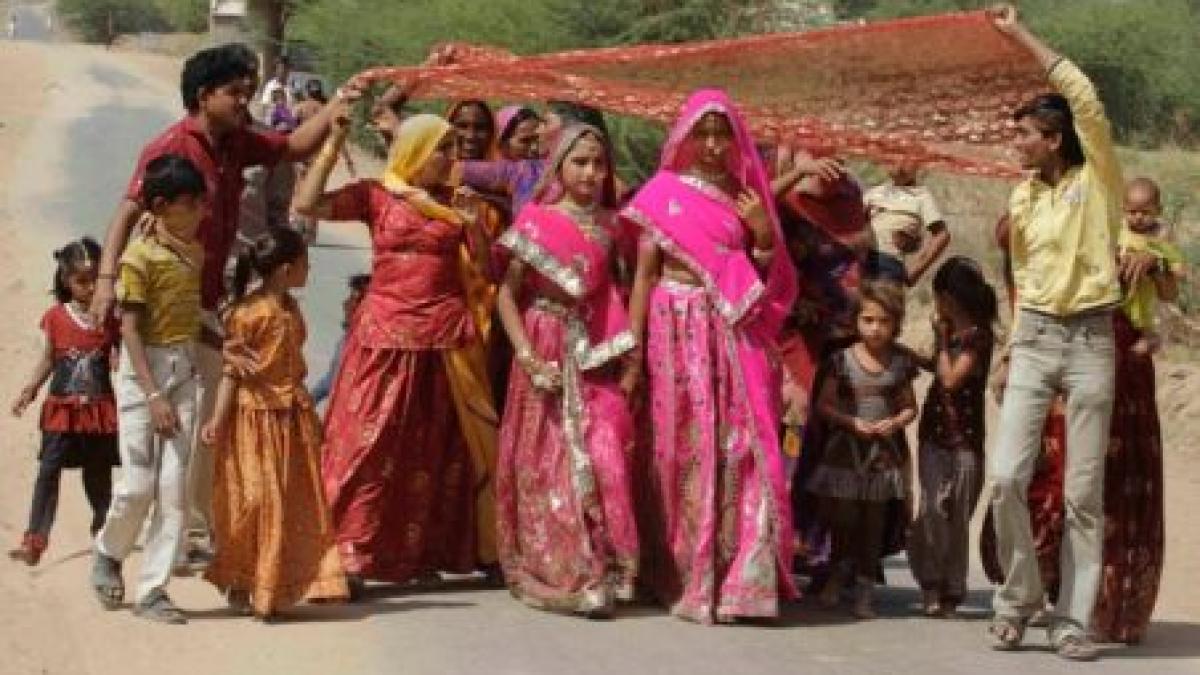 de necrezut mamele indiene isi marita fiicele doar pentru a le salva de la prostitutie