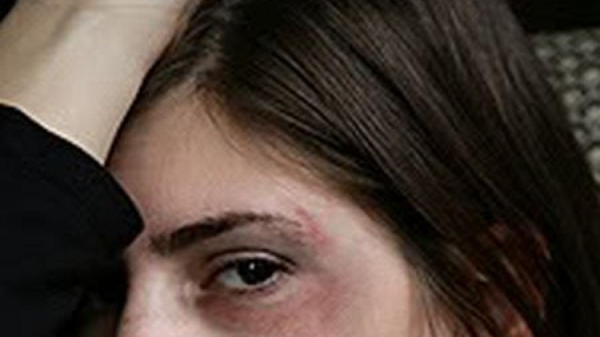 fiare cu chip uman tatal isi viola fiica iar mama filma scenele si le punea pe internet