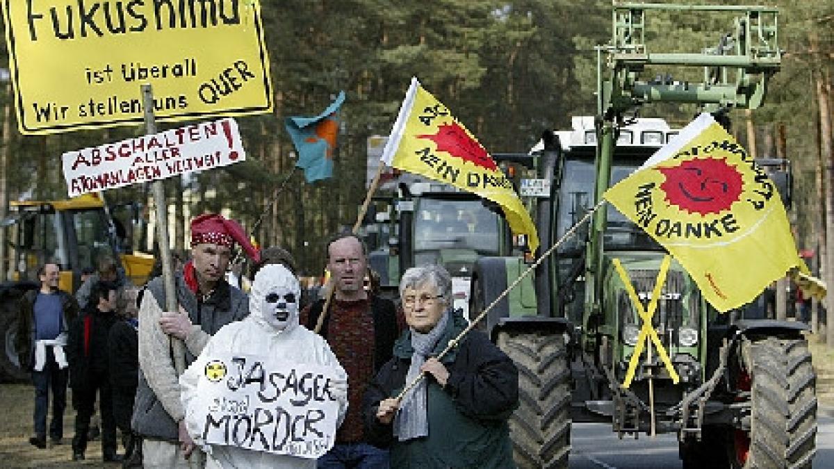 la un an de la dezastrul din japonia zeci de mii de oameni din intreaga lume cer inchiderea