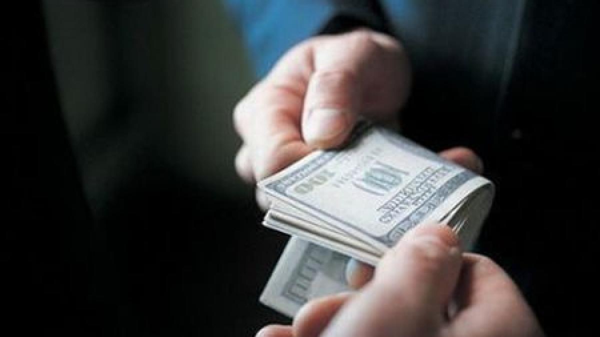 spaga te baga la inchisoare o angajata a serviciului de medicina legala onesti prinsa in timp ce