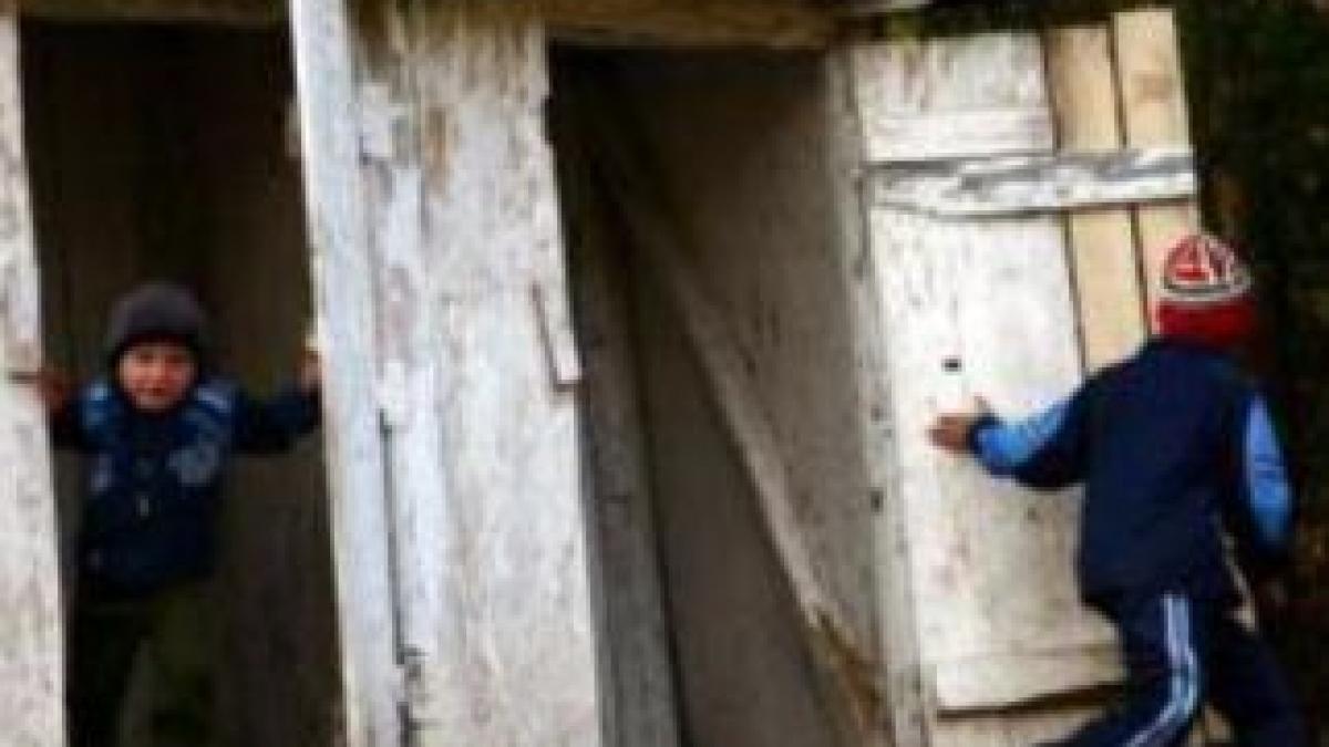 Directoarea şcolii din Viişoara, demisă după ce o fetiţă a murit înecată în fosa septică a unităţii