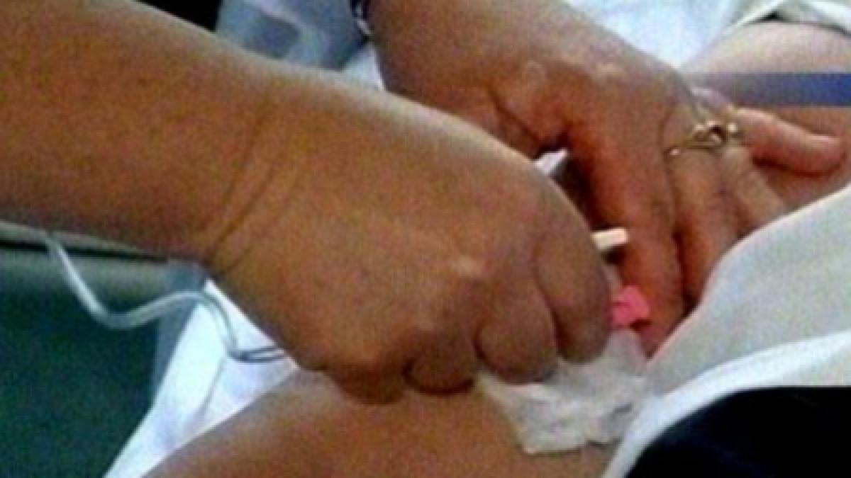 peste 73 dintre romani au renuntat in 2010 la ingrijire medicala din cauza lipsei banilor