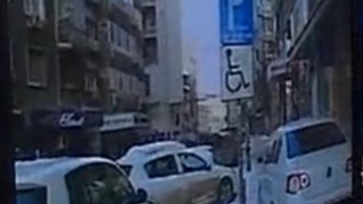 se intampla doar in romania pietonii nu mai au loc de masinile parcate pe trotuare