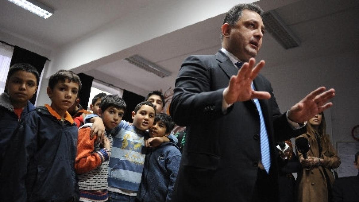 vanghelie infiintarea unui liceu in limba romani in sector este foarte buna ii va ajuta mult pe