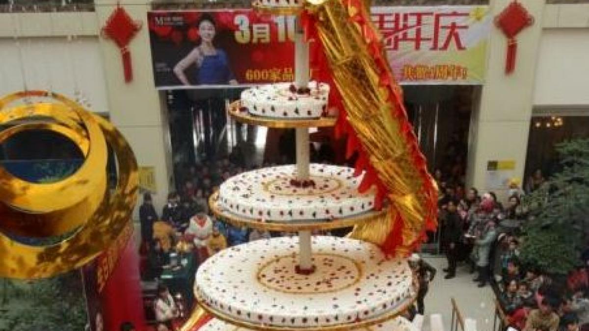 vezi aici cum arata cel mai inalt tort din lume