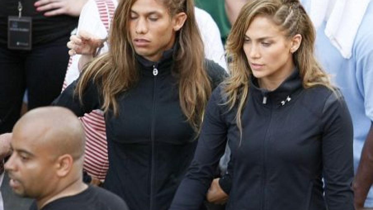 jennifer lopez este dublata de un barbat in clipul piesei follow the leader