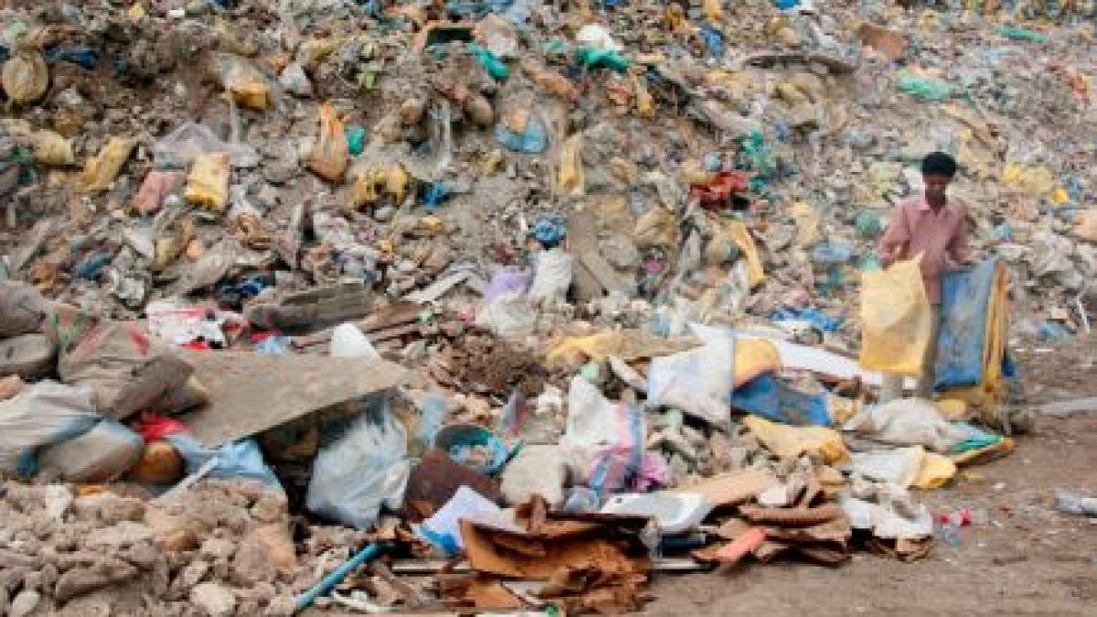 paradisul inghitit de gunoaie locuitorii din maldive sunt sufocati de deseuri