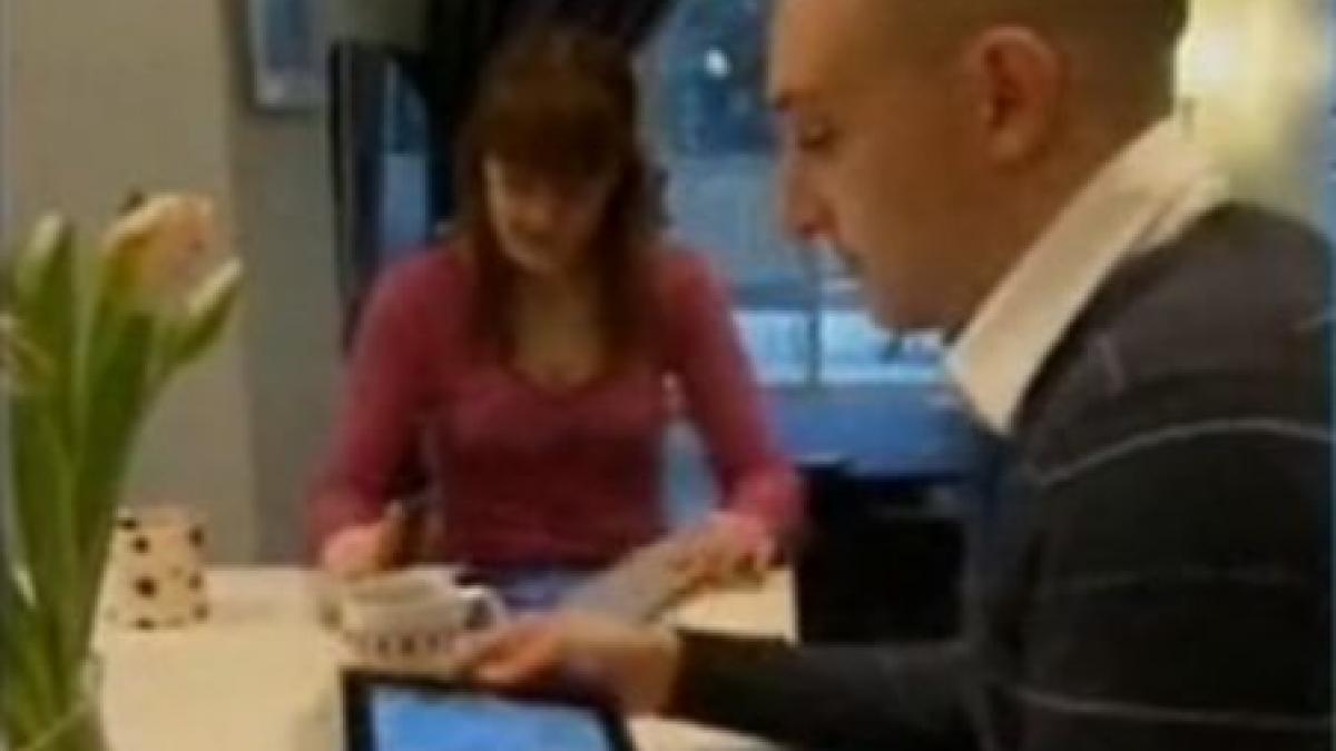profesorii aradeni au primit tablete pc in valoare de 190 de mii de euro insa le pot folosi doar in